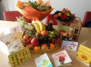 Fruitmand, bloemen, Schrobbeler en kaarten